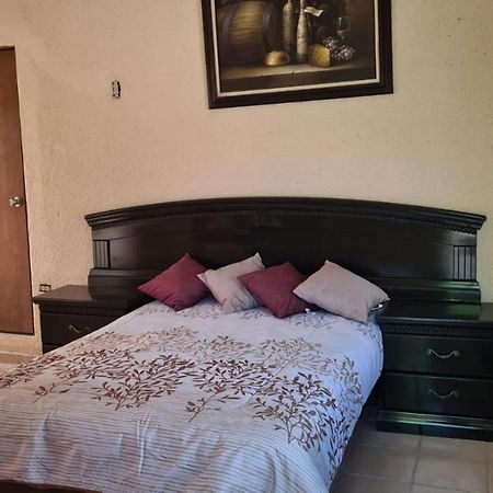 Room In Guest Room - Padrinos Hostal La Paz Full House Eksteriør billede