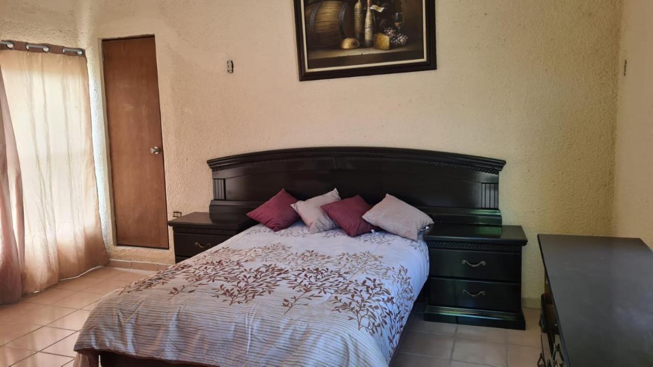Room In Guest Room - Padrinos Hostal La Paz Full House Eksteriør billede